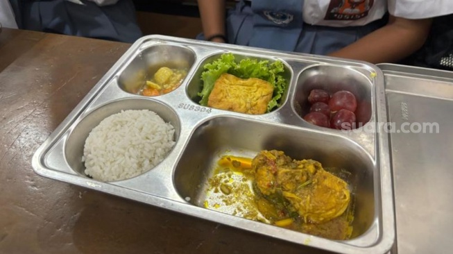 Menu MBG di SMKN 1 Jakarta, Kamis (8/1/2026).