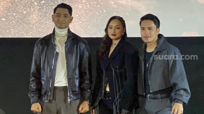 Series Algojo dibintangi Arya Saloka, Randy Pangalila, dan Caitlin Halderman siap tayang di Vidio pada 16 Januari 2026. [Tiara Rosana/Suara.com]