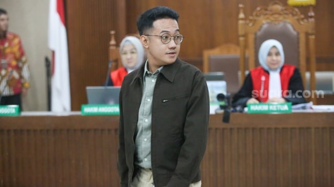 Terdakwa dalam kasus dugaan penghasutan Delpedro Marhaen saat menjalani sidang lanjutan di Pengadilan Negeri Jakarta Pusat, Kamis (8/1/2026). [Suara.com/Alfian Winanto]