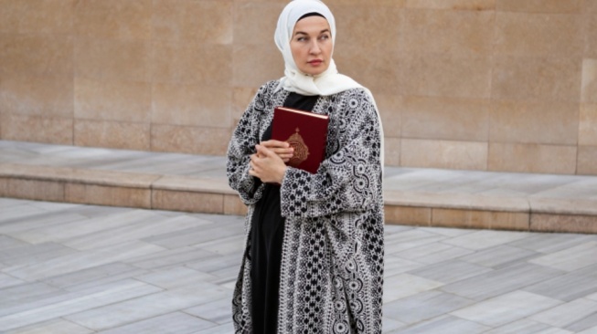 Ilustrasi gamis rompi lepas (Freepik)