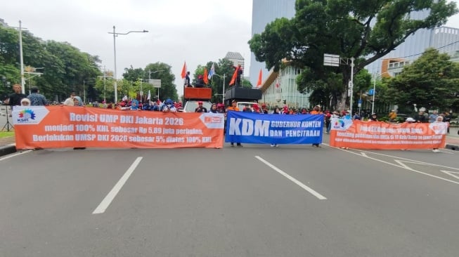 Massa aksi dari berbagai elemen masyarakat mulai berdatangan di dekat kawasan Monumen Nasional (Monas), Jakarta Pusat, pada Kamis (8/1/2026). (Suara.com/ Dinda Pramesti K)