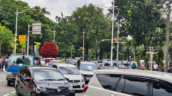 Kemacetan lalu lintas terjadi di tikungan Menara Danareksa, Jakarta Pusat, akibat aksi unjuk rasa di persimpangan Jalan Medan Merdeka Selatan arah Blok M, Kamis (8/1/2026). (Suara.com/Dinda)
