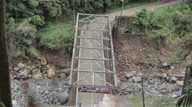 Lebih dari Sekadar Aspal: Menenun Kembali Harapan di Tanah Sumatera