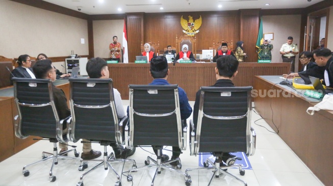 Terdakwa dalam kasus dugaan penghasutan Delpedro Marhaen (kiri) saat menjalani sidang lanjutan di Pengadilan Negeri Jakarta Pusat, Kamis (8/1/2026). [Suara.com/Alfian Winanto]