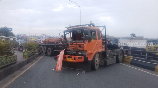 Rem Blong di Tanjakan Flyover Ciputat, Truk Tronton Tabrak Truk hingga Melintang