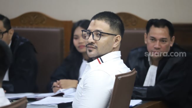 Terdakwa kasus peredaran narkotika di dalam Rutan Salemba, Ammar Zoni saat menjalani sidang lanjutan di Pengadilan Negeri Jakarta Pusat, Jakarta, Kamis (8/1/2026). [Suara.com/Alfian Winanto]
