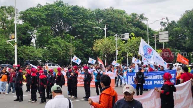 Tuntut Kenaikan Upah 2026, Massa Buruh dari Jakarta dan Jabar Padati Kawasan Monas