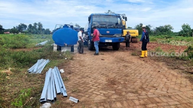 Alat berat milik PT Waskita Karya mulai bekerja membangun Stadion Sudiang Makassar, Jumat 9 Januari 2026 [SuaraSulsel.id/Lorensia Clara Tambing]