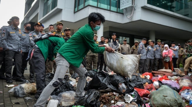 Mahasiswa membuang sampah ke mobil Satpol PP saat aksi unjuk rasa di Kantor Wali Kota Tangerang Selatan, Banten, Kamis (8/1/2026). [ANTARA FOTO/Putra M. Akbar/foc]