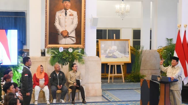 Presiden Prabowo Subianto (kelima kiri) didampingi Menpora Erick Thohir (kelima kanan) berfoto bersama perwakilan atlet saat penyerahan bonus kepada atlet peraih medali pada SEA Games Thailand di Istana Negara, Jakarta, Kamis (8/1/2025). [ANTARA FOTO/Hafidz Mubarak A/foc]