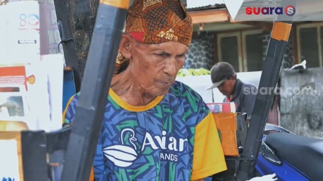 Literasi di Atas Roda: Kisah Sutopo dan Becak Listrik Pustakanya