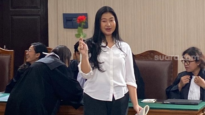 Duplik Laras Disambut Tepuk Tangan, Kuasa Hukum: Tak Ada Mens Rea, Ini Kriminalisasi!