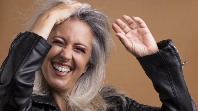 5 Penyebab Rambut Beruban selain karena Faktor Usia, Sudah Tahu?