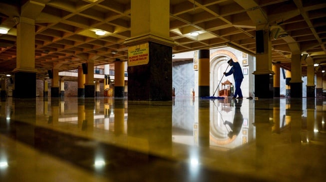 Seorang petugas kebersihan membersihkan sudut Masjid Raya Bandung di Jalan Asia Afrika, Bandung, Jawa Barat, Jumat (9/1/2026). [ANTARA FOTO/Raisan Al Farisi/YU]