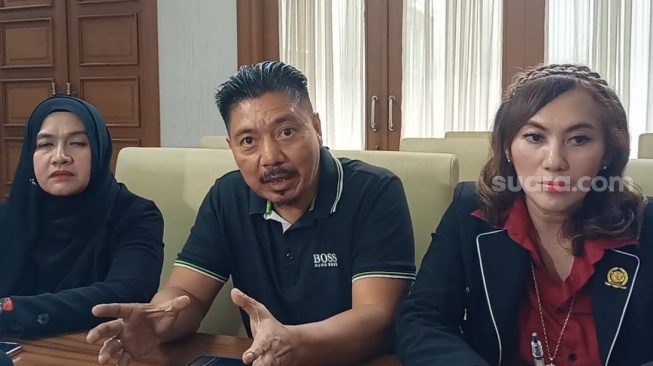 Farly Lumopa (tengah), pengacara Abdul Hadi yakin kalau Adly Fairuz segera menjadi tersangka. [Rena Pangesti/Suara.com]