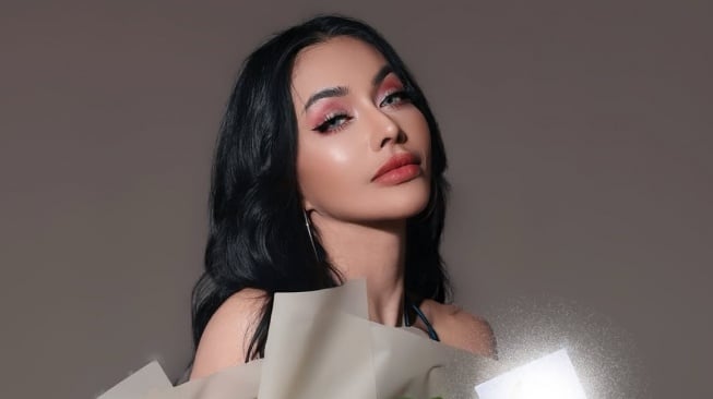 Denada tengah diterpa isu menelantarkan anak laki-laki berusia 24 tahun. [Instagram]