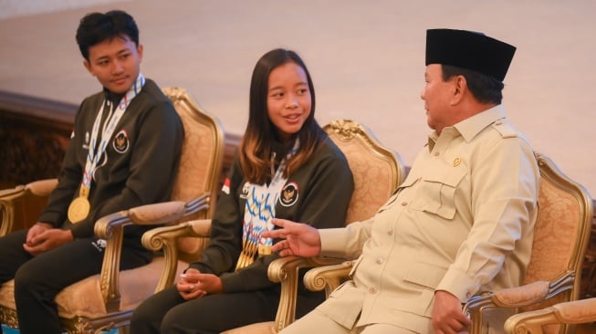 Presiden Prabowo Subianto (kanan) berbincang dengan atlet triathlon Martina Ayu Pratiwi (tengahj) dan atlet skateboard Basral Graito (kiri) dan atlet wushu Edgar Xavier Marvelo (kanan) saat penyerahan bonus kepada atlet peraih medali pada SEA Games Thailand di Istana Negara, Jakarta, Kamis (8/1/2025). [ANTARA FOTO/Hafidz Mubarak A/foc]