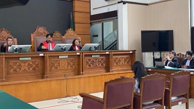 Terdakwa Laras Faizati Khairunnisa saat sidang pembacaan duplik di Pengadilan Negeri Jakarta Selatan, Jumat (9/1/2026). (Suara.com/Novian)