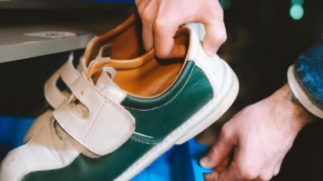 5 Sepatu Velcro Lokal Tanpa Tali, Solusi Anti Repot Buat Orang Tua