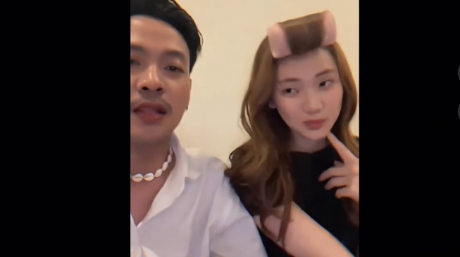 Makin Percaya Diri Tampil Tanpa Hijab, Video Jule Bareng Seorang Pria Viral di Media Sosial