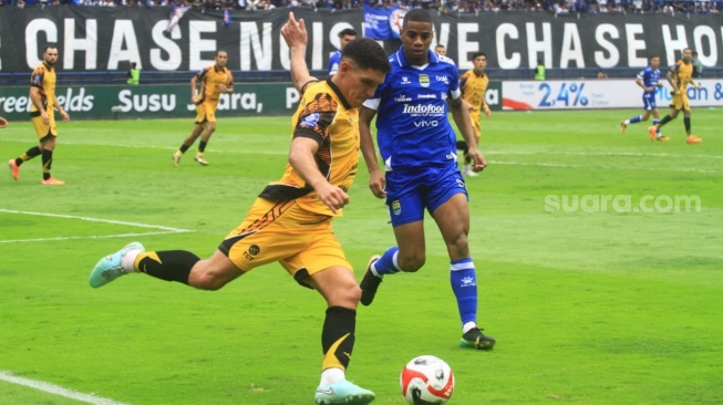 Pertandingan pekan ke-17 BRI Super League, Persib Bandung vs Persija Jakarta di Stadion Gelora Bandung Lautan Api, Minggu (11/1). [Suara.com/Rahman]