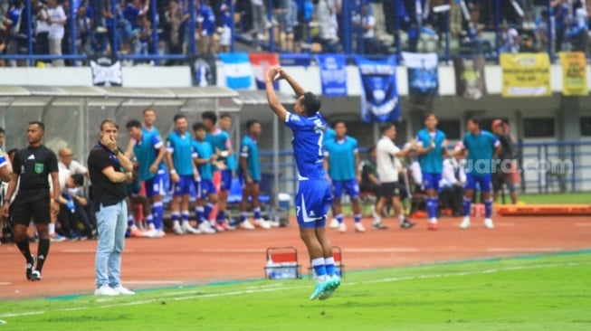Selebtrasi pemain Persib, Beckham Putra usai membobol gawang Persija Jakarta pada pekan ke-17 BRI Super League 2025/2026 di Stadion Gelora Bandung Lautan Api (GBLA), Minggu (11/1) . [Suara.com/Rahman]