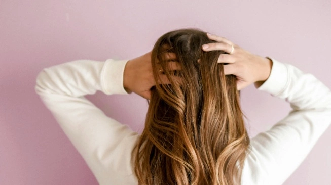 Ilustrasi rambut panjang sehat dan berkilau berkat kombinasi hair tonic dan teknik keramas yang tepat
