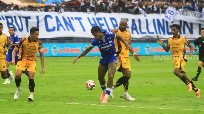 Pertandingan pekan ke-17 BRI Super League, Persib Bandung vs Persija Jakarta di Stadion Gelora Bandung Lautan Api, Minggu (11/1). [Suara.com/Rahman]