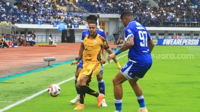 Pertandingan pekan ke-17 BRI Super League, Persib Bandung vs Persija Jakarta di Stadion Gelora Bandung Lautan Api, Minggu (11/1). [Suara.com/Rahman]