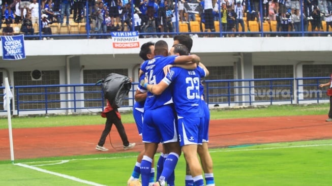 Selebtrasi pemain Persib, Beckham Putra usai membobol gawang Persija Jakarta pada pekan ke-17 BRI Super League 2025/2026 di Stadion Gelora Bandung Lautan Api (GBLA), Minggu (11/1) . [Suara.com/Rahman]