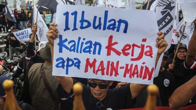 Mantan buruh dan karyawan Sritex membentangkan poster saat melakukan aksi unjuk rasa di depan kantor Pengadilan Negeri Semarang, Jawa Tengah, Senin (12/1/2026). [ANTARA FOTO/Makna Zaezar/nz]