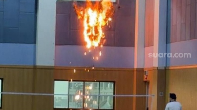 Diduga Disambar Petir, Lantai 5 Tzu Chi School PIK Terbakar: Kerugian Ditaksir Rp200 Juta