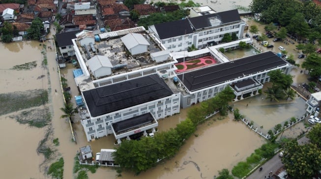 Foto udara kondisi RSUD Kota Serang terendam banjir di Kota Serang, Banten, Senin (12/1/2026). [ANTARA FOTO/Muhammad Bagus Khoirunas/nz]