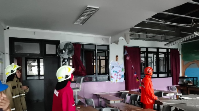 Diduga Tak Kuat Menampung Guyuran Hujan, Plafon SDN 05 Pademangan Timur Ambruk