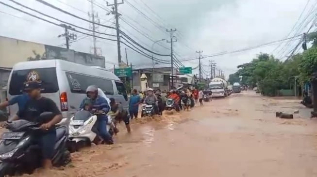 Kondisi arus lalu lintas di Jalan Pantura Kudus-Pati, Jawa Tengah, tergenang banjir, Minggu (11/1/2026). [ANTARA/HO-Humas Polres Kudus]