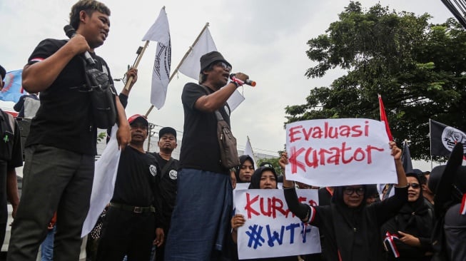 Mantan buruh dan karyawan Sritex melakukan aksi unjuk rasa di depan kantor Pengadilan Negeri Semarang, Jawa Tengah, Senin (12/1/2026). [ANTARA FOTO/Makna Zaezar/nz]