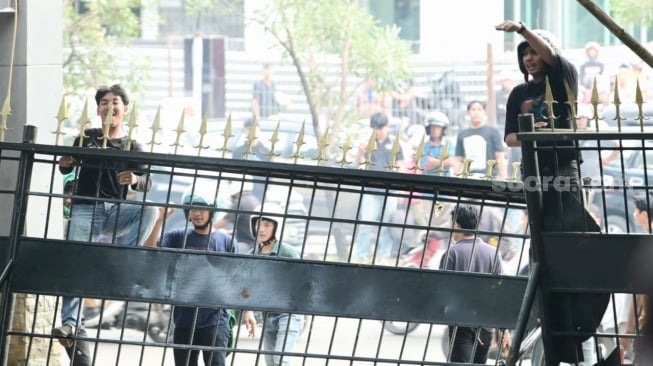 Aksi demonstrasi menuntut pemekaran Provinsi Luwu Raya di depan Kantor Gubernur Sulawesi Selatan berakhir ricuh, Senin (12/1) [SuaraSulsel.id/Lorensia Clara]