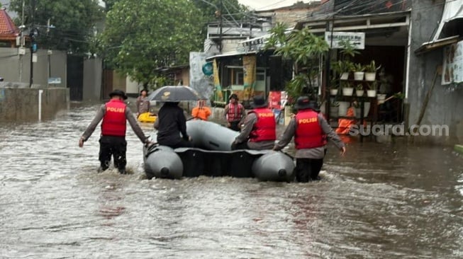 Air Banjir Terus Naik! Polda Metro Jaya Evakuasi Warga di Asrama Pondok Karya