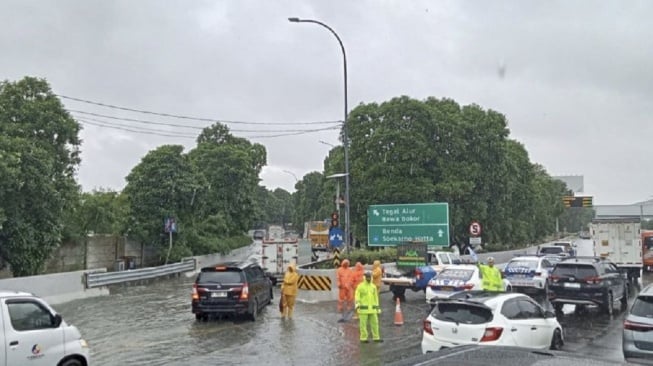 Tol Arah Bandara Soetta Masih Terendam, Lalin Tersendat, Cek Titik Genangan Ini
