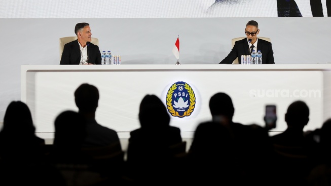 Pelatih Timnas Indonesia John Herdman (kiri) pada acara perkenalan pelatih baru Timnas Indonesia di Jakarta, Selasa (13/1/2026). [Suara.com/Alfian Winanto]