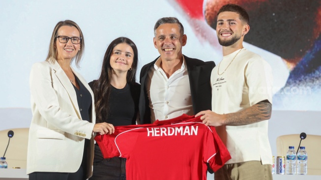 Pelatih Timnas Indonesia John Herdman bersama dengan keluarganya pada acara perkenalan pelatih baru Timnas Indonesia di Jakarta, Selasa (13/1/2026). [Suara.com/Alfian Winanto]