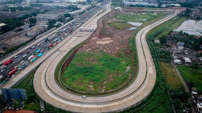 Foto udara kendaraan melintas di samping akses tol langsung KM 25 Jakarta-Merak di Curug, Kabupaten Tangerang, Banten, Selasa (13/1/2026). [ANTARA FOTO/Putra M. Akbar/tom]