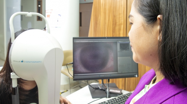 Pemeriksaan mata menggunakan keratograph untuk mengevaluasi tingkat keparahan mata kering (Dok. JEC Eye Hostpitals and Clinics)