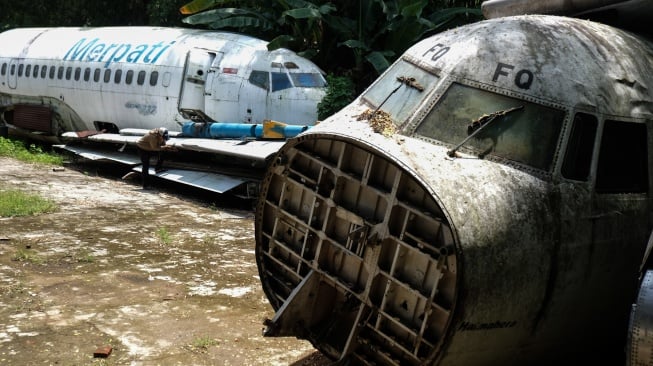 Pekerja mengecek komponen bangkai pesawat yang diperjualbelikan di Desa Gupit, Kabupaten Sukoharjo, Jawa Tengah, Selasa (13/1/2026). [ANTARAFOTO/Maulana Surya/tom]