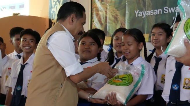 Ketua Pengurus YSPN Marsekal Madya TNI (Purn), Daryatmo dalam penyaluran bantuan, Senin (12/1/2026). [YSPN] 