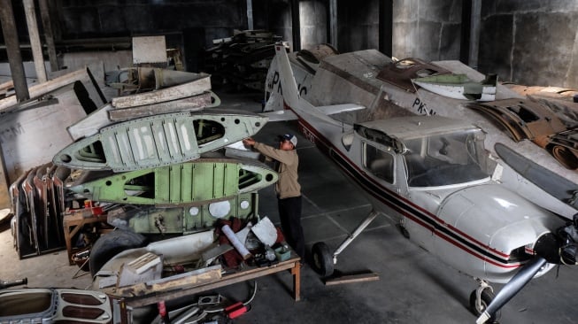 Pekerja mengecek komponen bangkai pesawat yang diperjualbelikan di Desa Gupit, Kabupaten Sukoharjo, Jawa Tengah, Selasa (13/1/2026). [ANTARAFOTO/Maulana Surya/tom]
