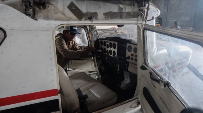 Pekerja mengecek komponen bangkai pesawat yang diperjualbelikan di Desa Gupit, Kabupaten Sukoharjo, Jawa Tengah, Selasa (13/1/2026). [ANTARAFOTO/Maulana Surya/tom]