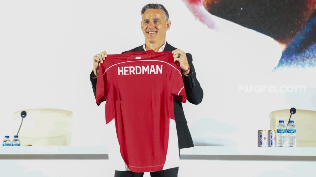 Pelatih Timnas Indonesia John Herdman pada acara perkenalan pelatih baru Timnas Indonesia di Jakarta, Selasa (13/1/2026). [Suara.com/Alfian Winanto]