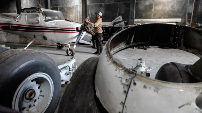 Pekerja mengecek komponen bangkai pesawat yang diperjualbelikan di Desa Gupit, Kabupaten Sukoharjo, Jawa Tengah, Selasa (13/1/2026). [ANTARAFOTO/Maulana Surya/tom]