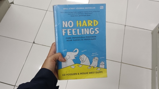 Buku No Hard Feelings: Cara Mengelola Emosi di Tempat Kerja
